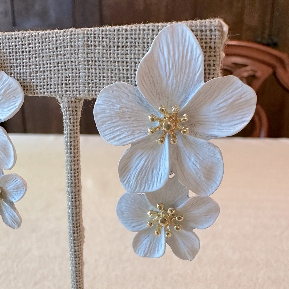 🦋White Dogwood Flower Statement Drop Earrings - Painted Resin Floral Design - Picture 2 of 6